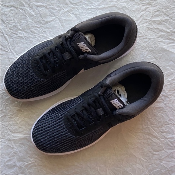 NWT Nike Revolution 4 - Picture 4 of 8